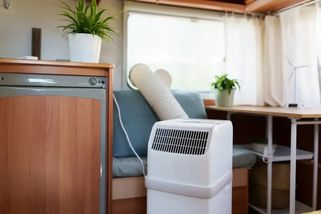 Nezapojujte mobilní klimatizaci do stejné zásuvky jako domácí spotřebiče. Snadno o ně můžete přijít